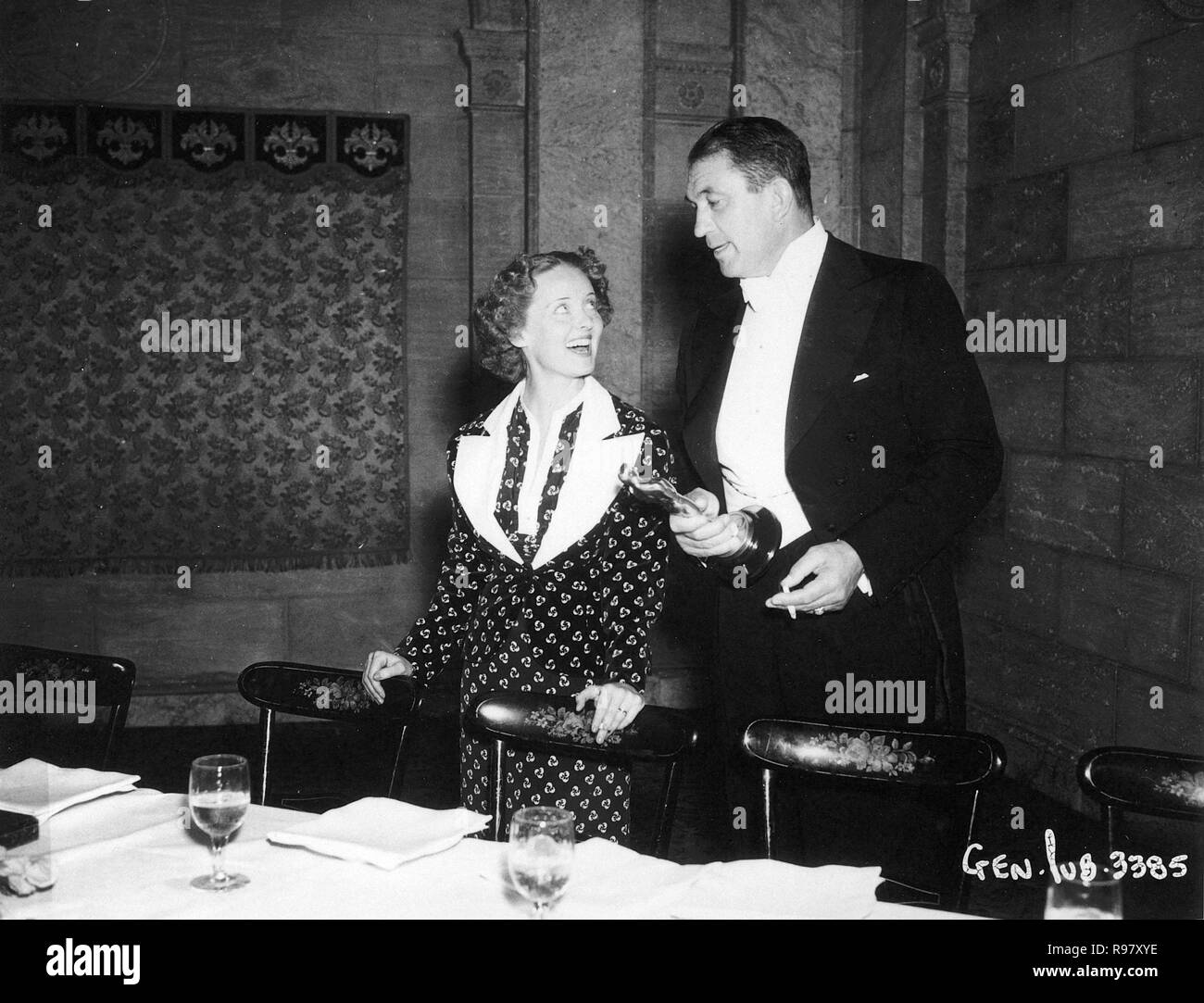 8 Academy Awards (1936). Bette Davis mit Victor McLaglen, Gewinner des Best Actor Award für "Der Informant". Stockfoto