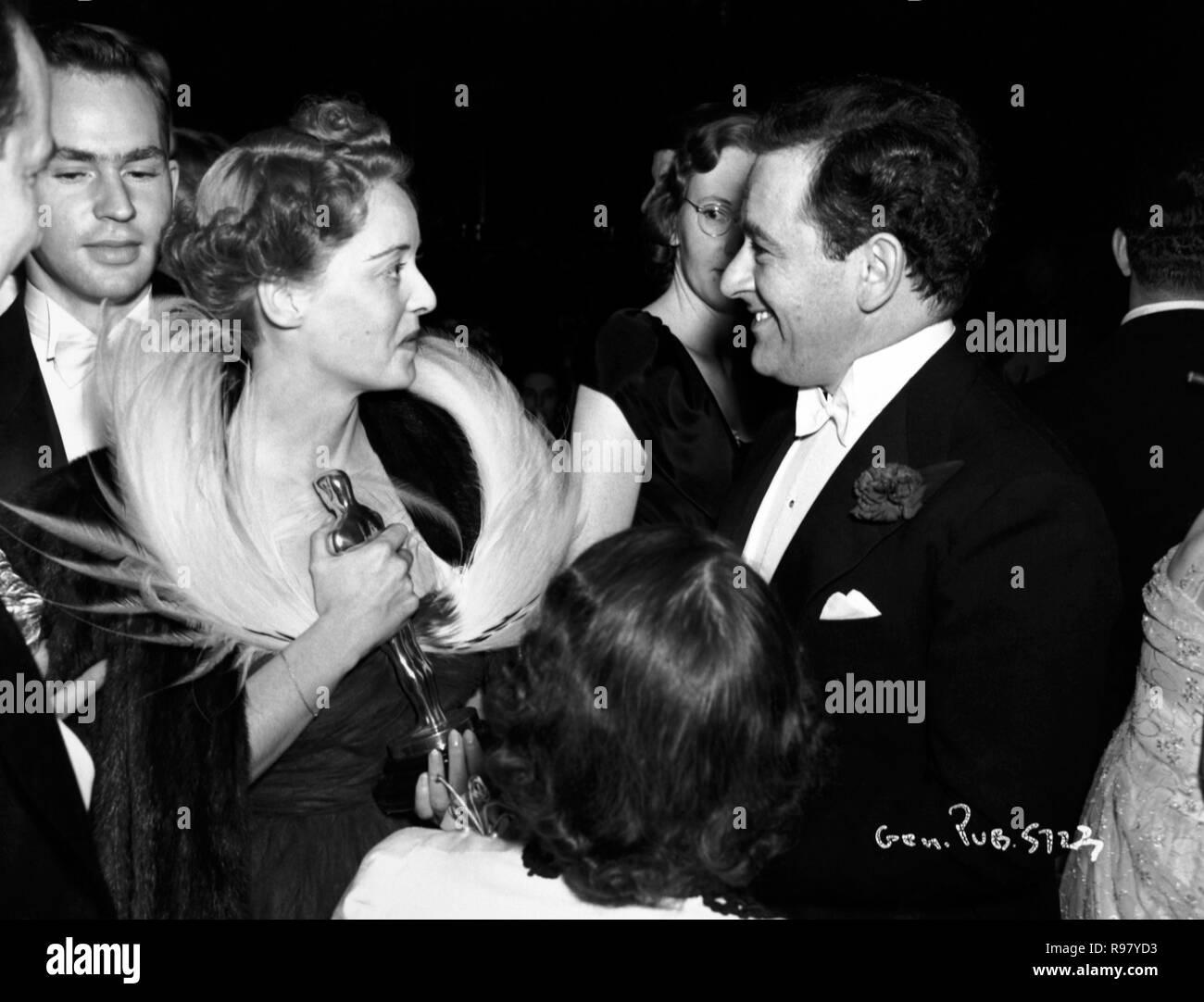11. Academy Awards (1938). William Wyler mit Bette Davis, Sieger der beste Schauspielerin Award für "Jezebel". 1939. Stockfoto