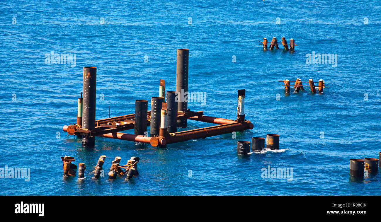 Fundamente für neue Pier Bau im blauen Wasser Stockfoto