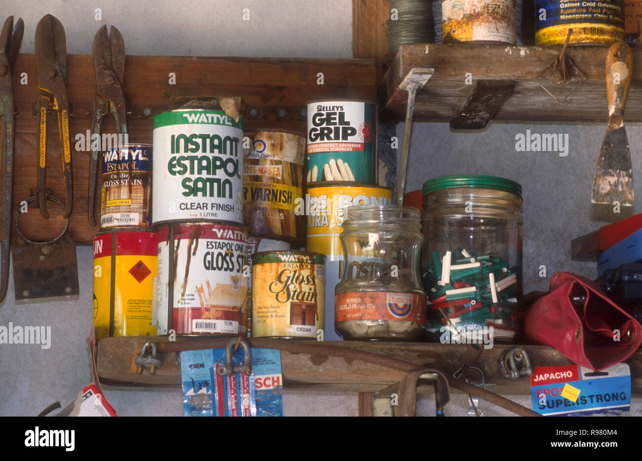 Verschiedene DOSEN ESTAPOL UND GLANZ IN DER HEIMWERKER WERKSTATT ODER GARAGE Stockfoto