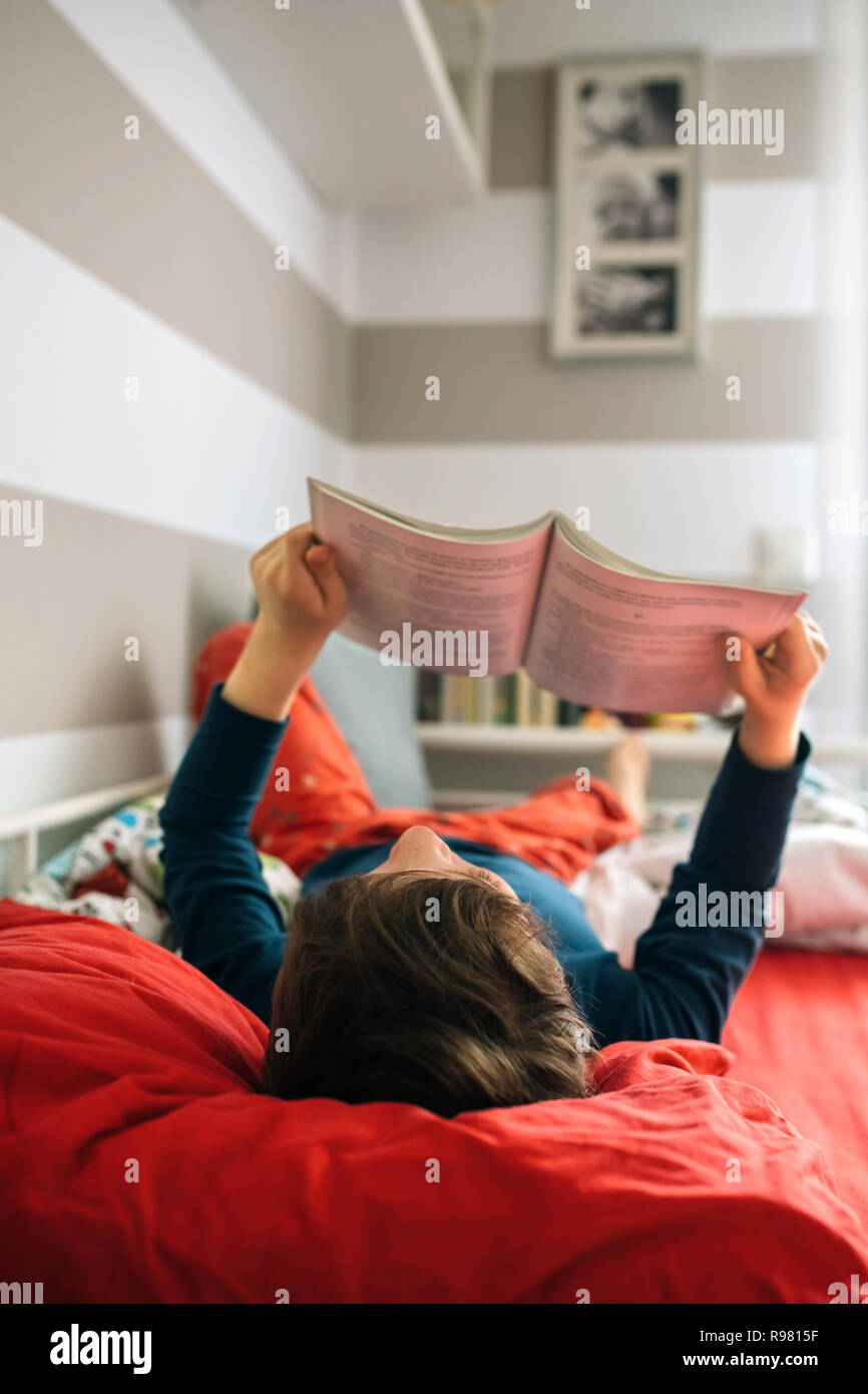 Ein Knabe auf seinem Bett Stockfoto