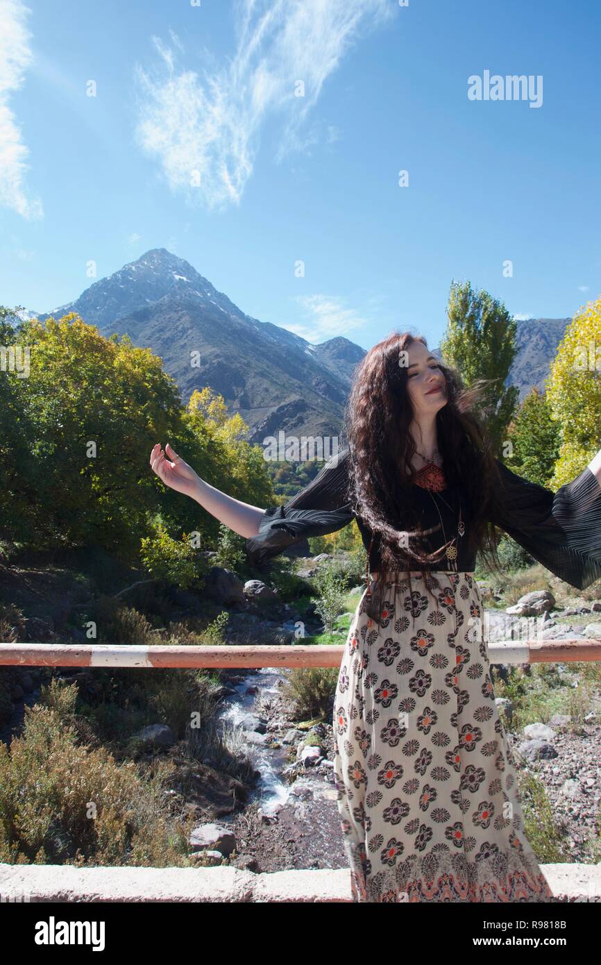 Hippie langhaarige Western weibliche Touristen in einem schönen Tal am Fuße des Atlasgebirges posing Stockfoto