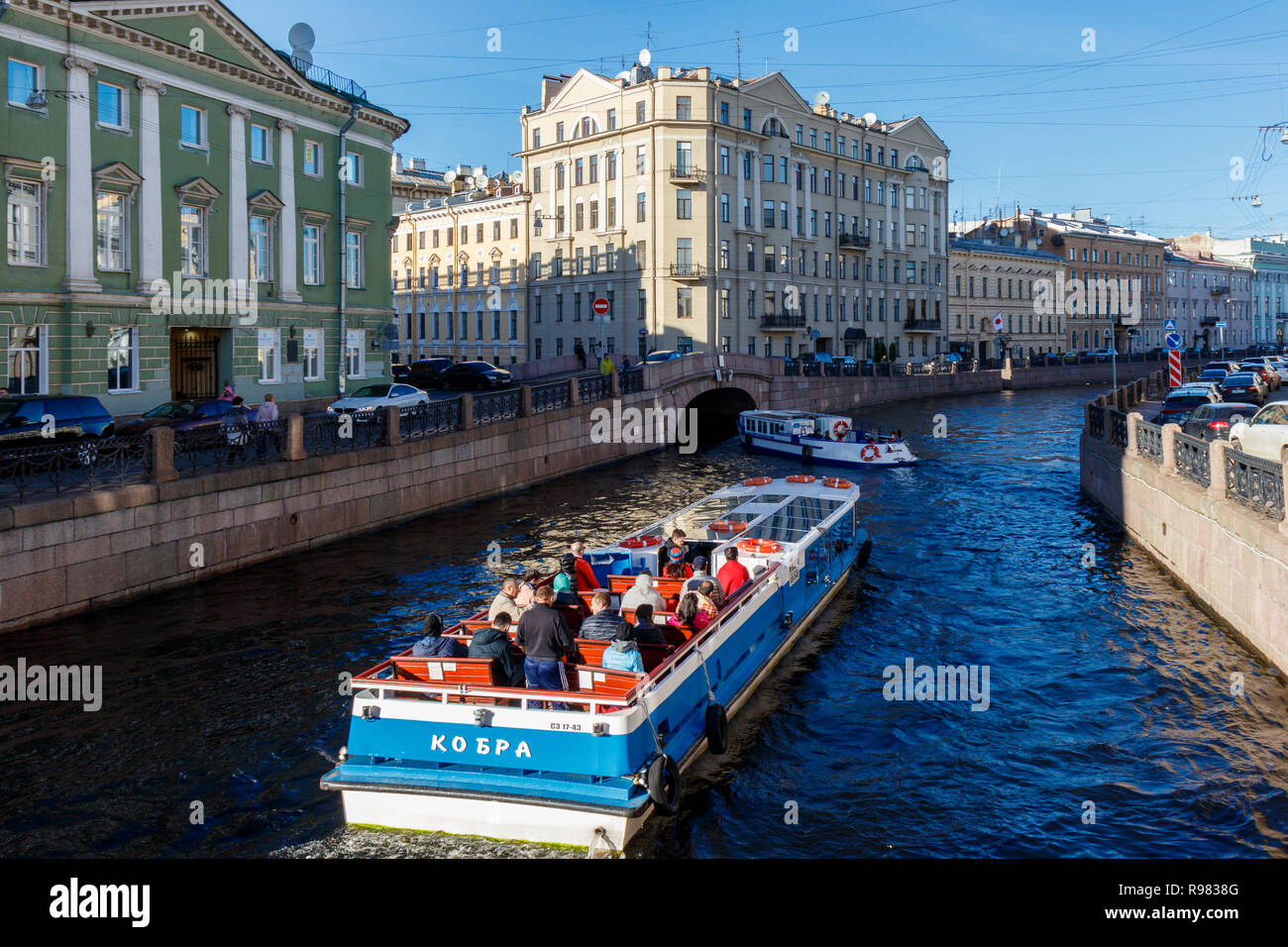 Touristische Boot auf den Kanälen von St. Petersburg, Russland. Stockfoto