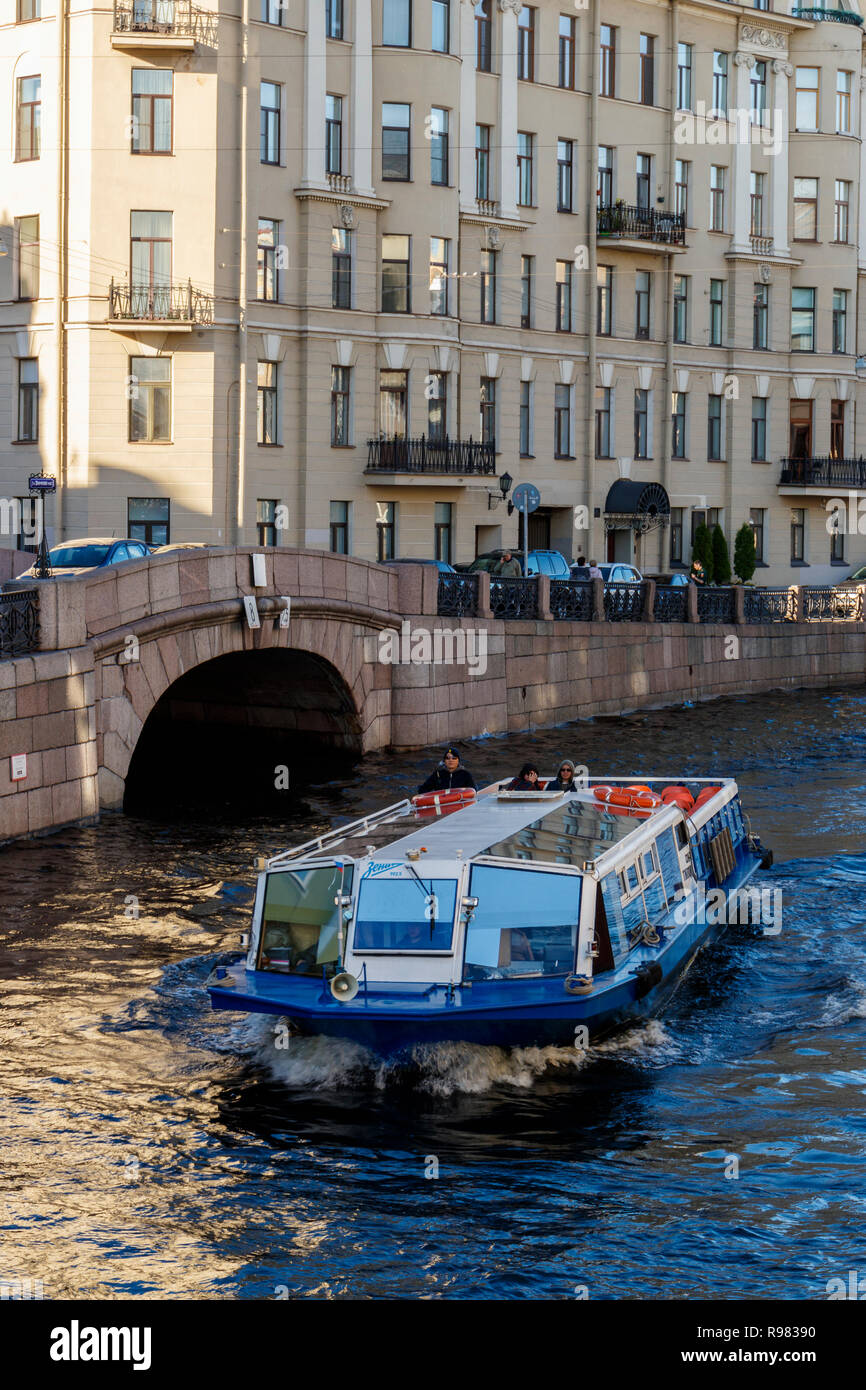 Touristische Boot auf den Kanälen von St. Petersburg, Russland. Stockfoto