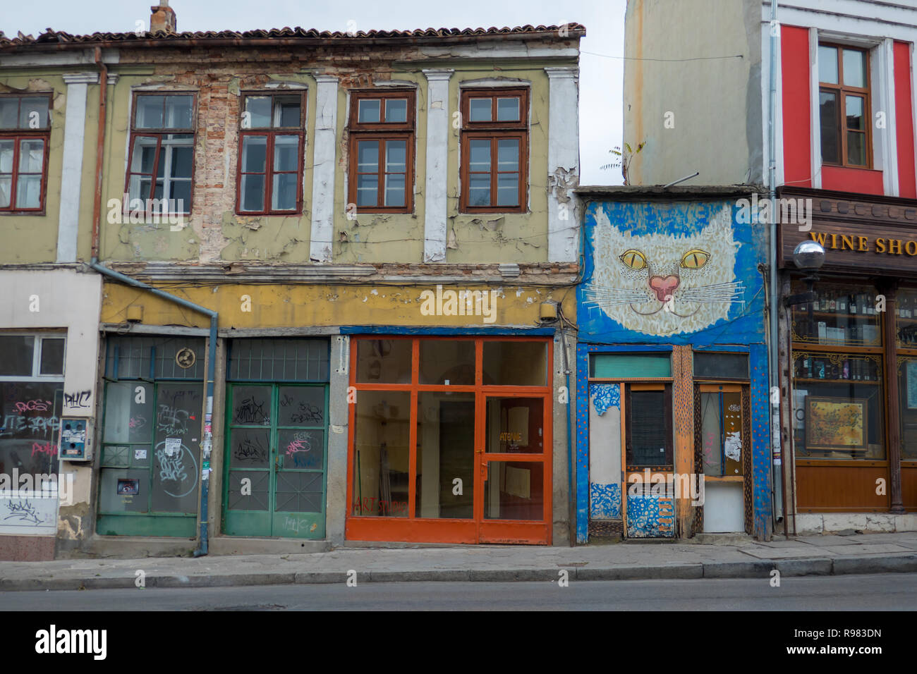 Typische Straße von Veliko Tarnovo, wo viele Geschäfte heute mit Katzenkunst geschlossen sind. Stockfoto