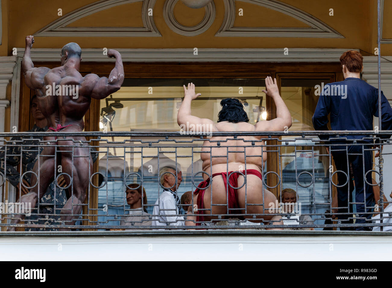 Film mannequin Charaktere und Kostüme auf Anzeige zusammen ein Kaufhaus Balkon. St. Petersburg, Russland. Stockfoto