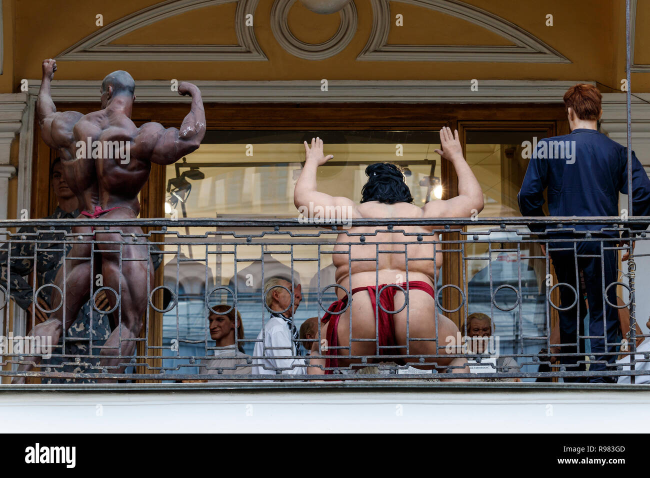 Film mannequin Charaktere und Kostüme auf Anzeige zusammen ein Kaufhaus Balkon. St. Petersburg, Russland. Stockfoto
