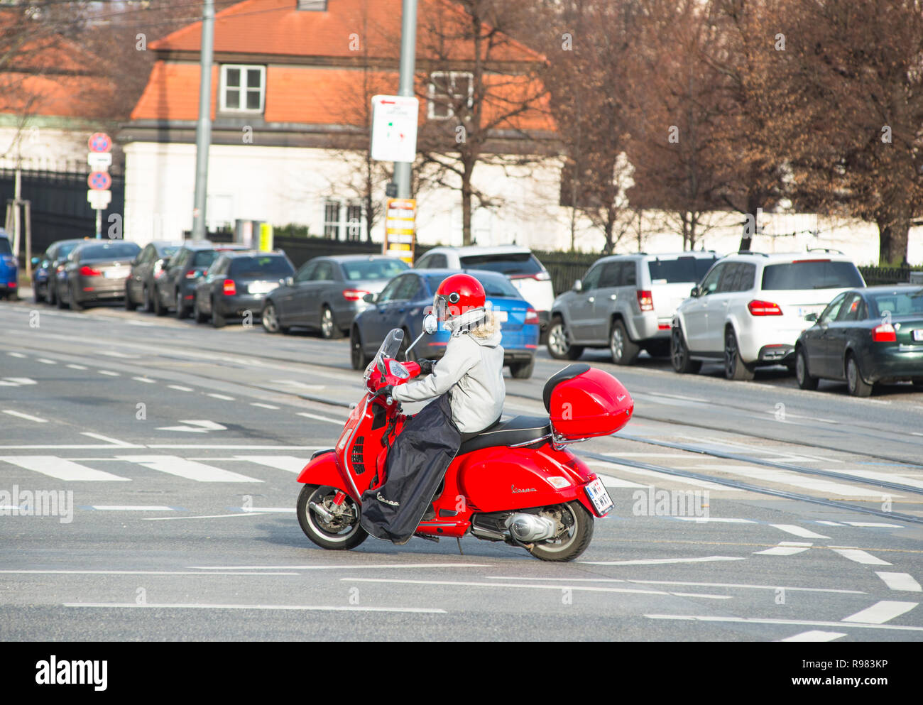 Mädchen auf einer roten Vespa Roller mit passenden Helm auf den Straßen von  Wien, Österreich Stockfotografie - Alamy
