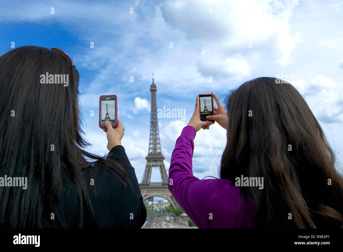 Touristen fotografieren Eiffelturm mit seinem Smartphone, Paris, Ile de France, Frankreich Stockfoto