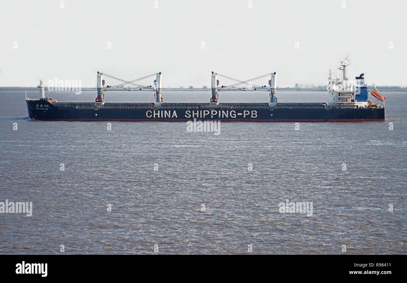Chinesischer Frachter im Ostchinesischen Meer, Hafen von Shanghai Stockfoto