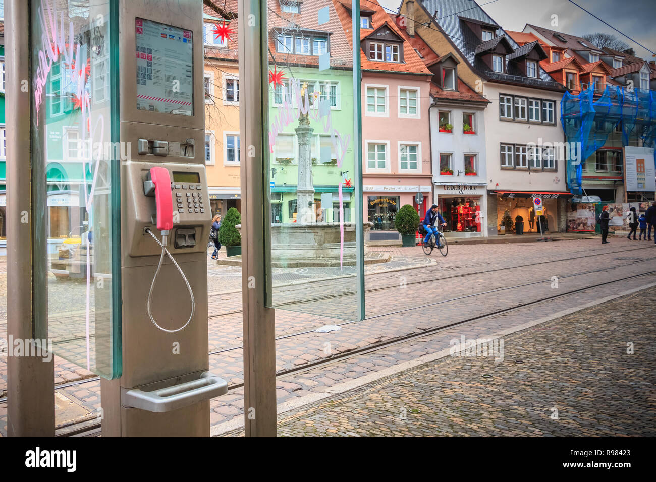 Freiburg Im Breisgau Deutschland 31 Dezember 2017 Offentliche Telefonzelle Auf Der Strasse In Der Sich Menschen Zu Fuss An Einem Wintertag Sind Stockfotografie Alamy