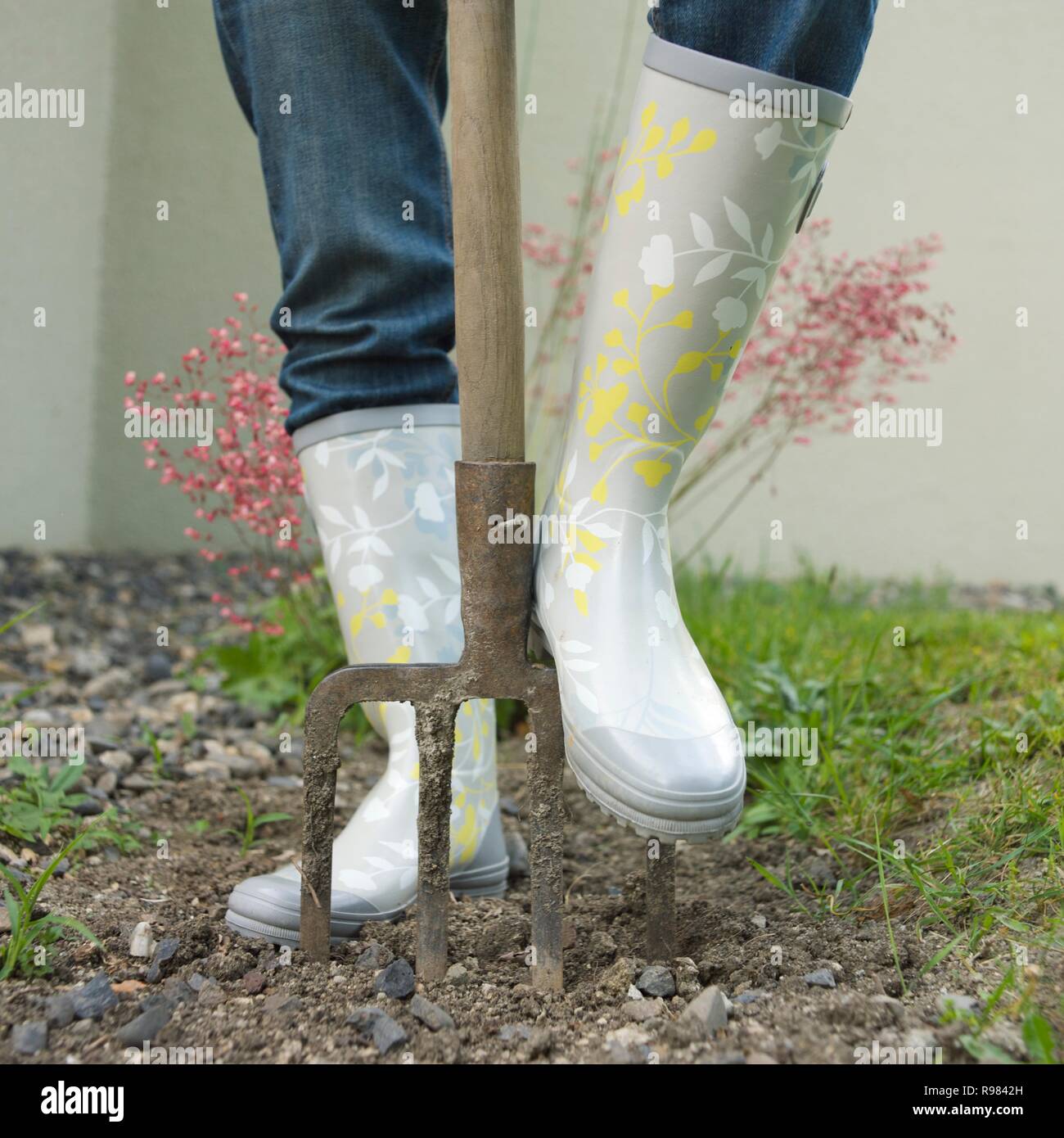 Frau Gärtner graben im Boden mit Garten Gabel tragen in Gummistiefel