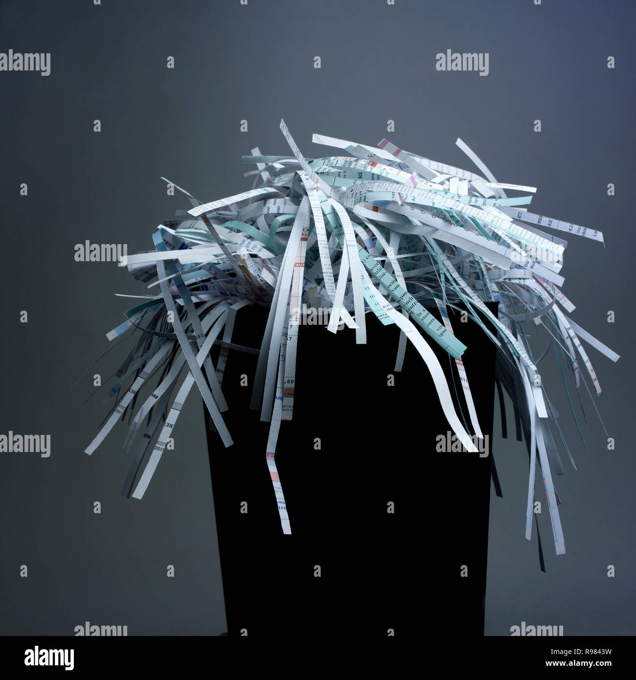 Paper shredder office -Fotos und -Bildmaterial in hoher Auflösung – Alamy