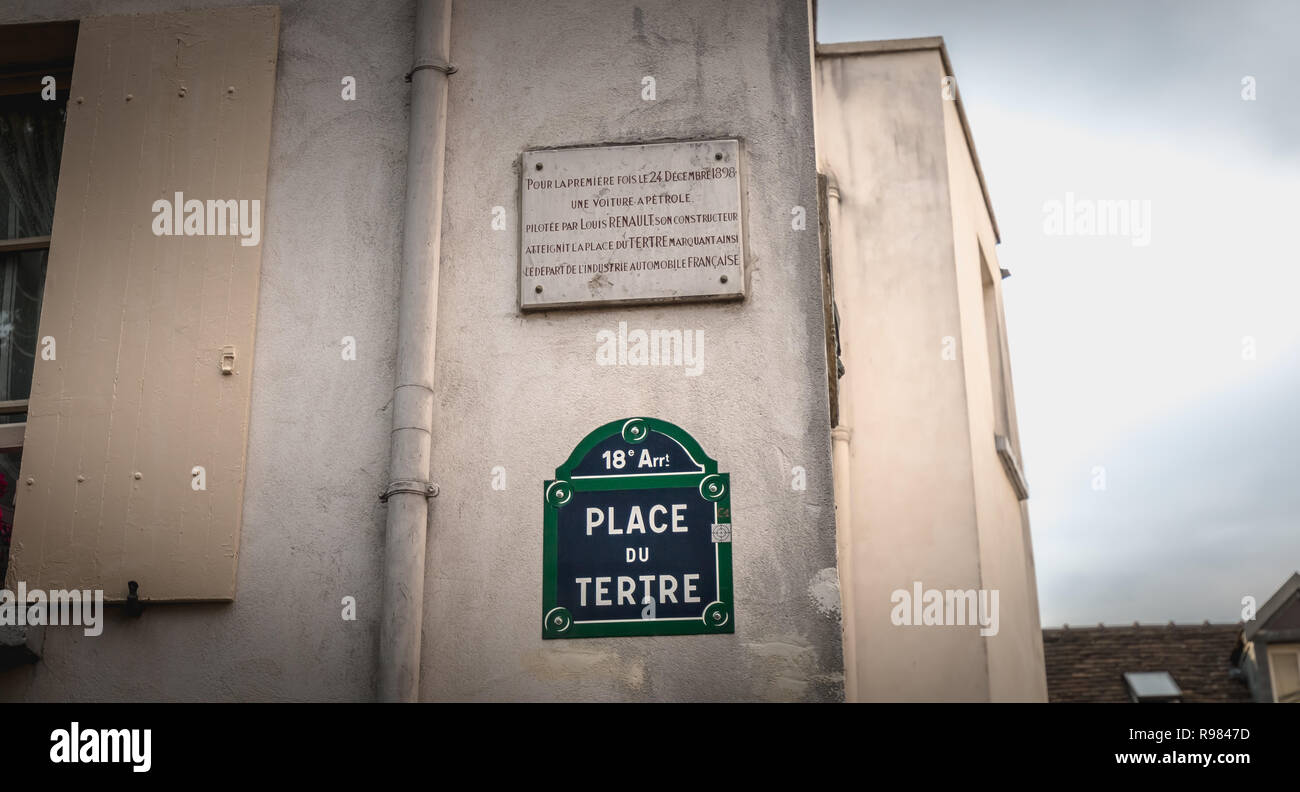 Paris, Frankreich, 6. Oktober, 2018: Place du Tertre Panel und eine Marmortafel daran erinnert, dass am 24. Dezember 1898 ein Öl Auto gefahren durch Loui Stockfoto