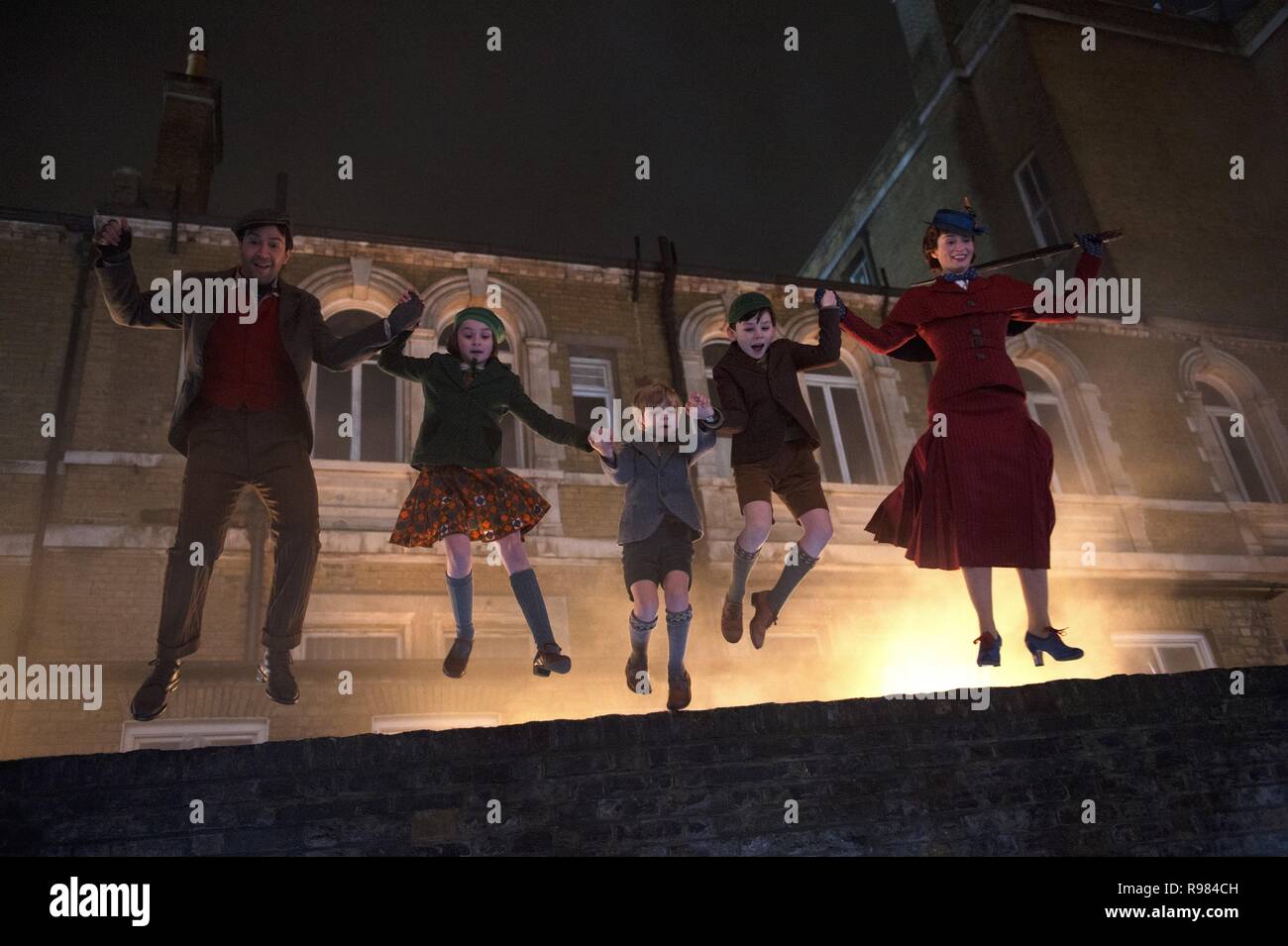 Original Film Titel: MARY POPPINS ZURÜCK. Englischer Titel: MARY POPPINS ZURÜCK. Jahr: 2018. Regie: Rob Marshall. Stars: Emily Mortimer; Julie Walters; Emily Blunt; LIN-MANUEL MIRANDA; PIXIE DAVIES; NATHANAEL SALEH; JOEL DAWSON. Credit: LUCAMAR PRODUKTIONEN/MARC PLATT PRODUKTIONEN/WALT DISNEY/Album Stockfoto