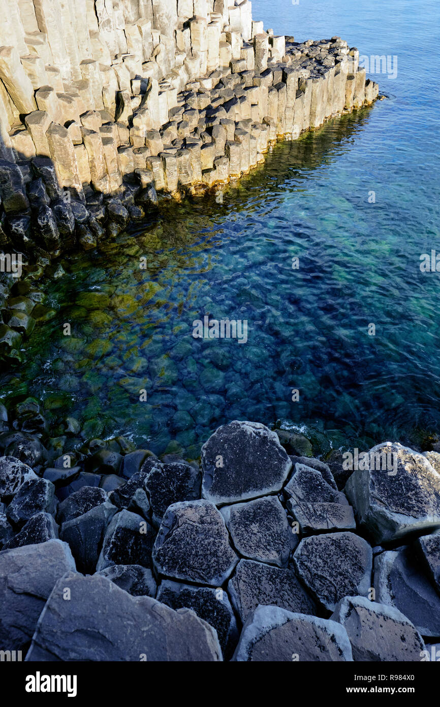 Basaltsäulen an der isländischen Küste. Stockfoto