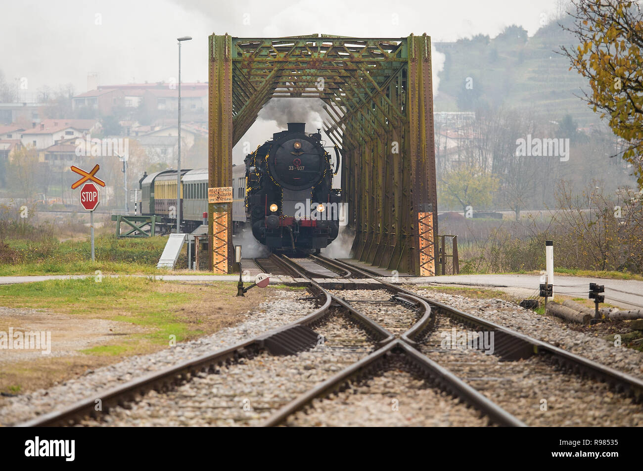 Alten Dampfzug der Überquerung der Vipava Brücke in Nova Gorica, Slowenien, Europa. Stockfoto