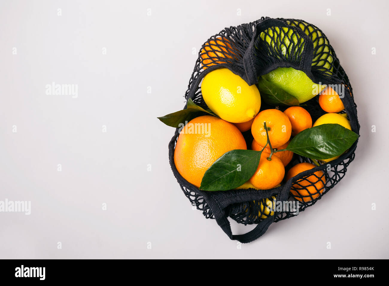 Eingestellt von Zitrusfrüchten in Stoffbeutel. Gesunde Ernährung und null Abfall Konzept. Stockfoto