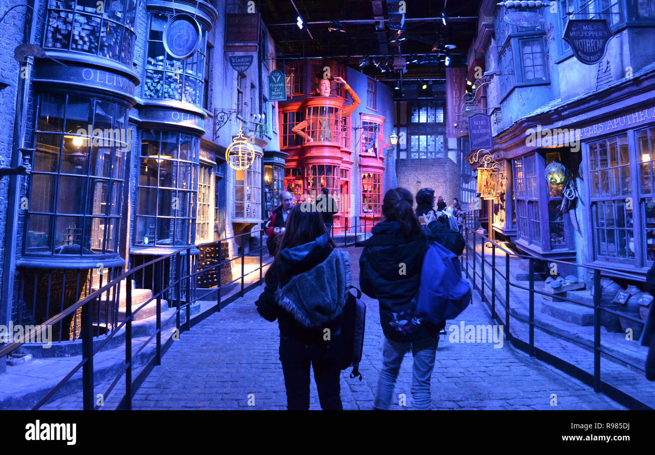 Mädchen zu Fuß durch die Winkelgasse, in der Harry Potter in Leavesden Studios, London, UK Stockfoto