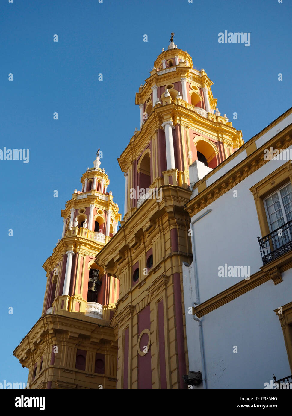Sehr bunt Twin Tower Kirche Gebäude in der Innenstadt von Sevilla, Andalusien, Spanien mit blauem Himmel Stockfoto