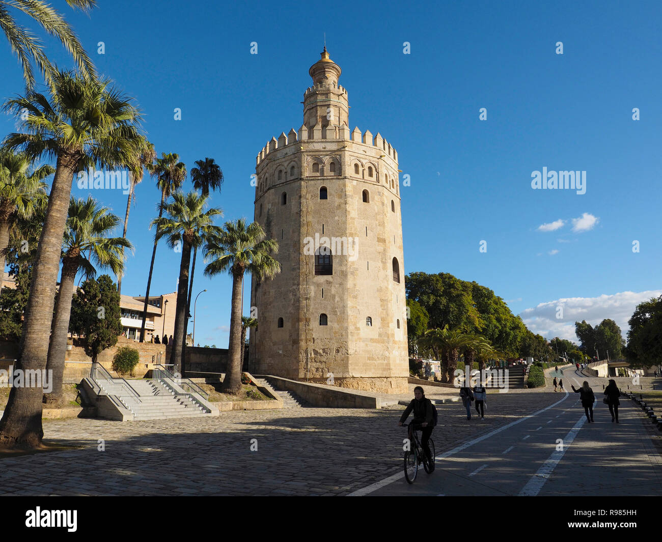 Die Torre del Oro oder Goldenen Turm am Ufer des Guadalquivir Flusses im Herzen von Sevilla, Andalusien, Spanien Stockfoto