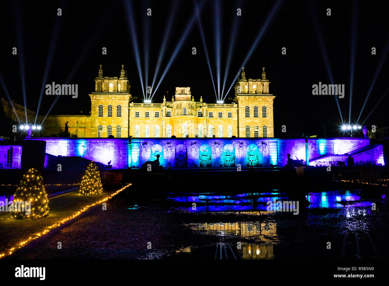 Blenheim Palace und Wasser Terrasse mit Weihnachten Leuchten completer mit Laser. Stockfoto