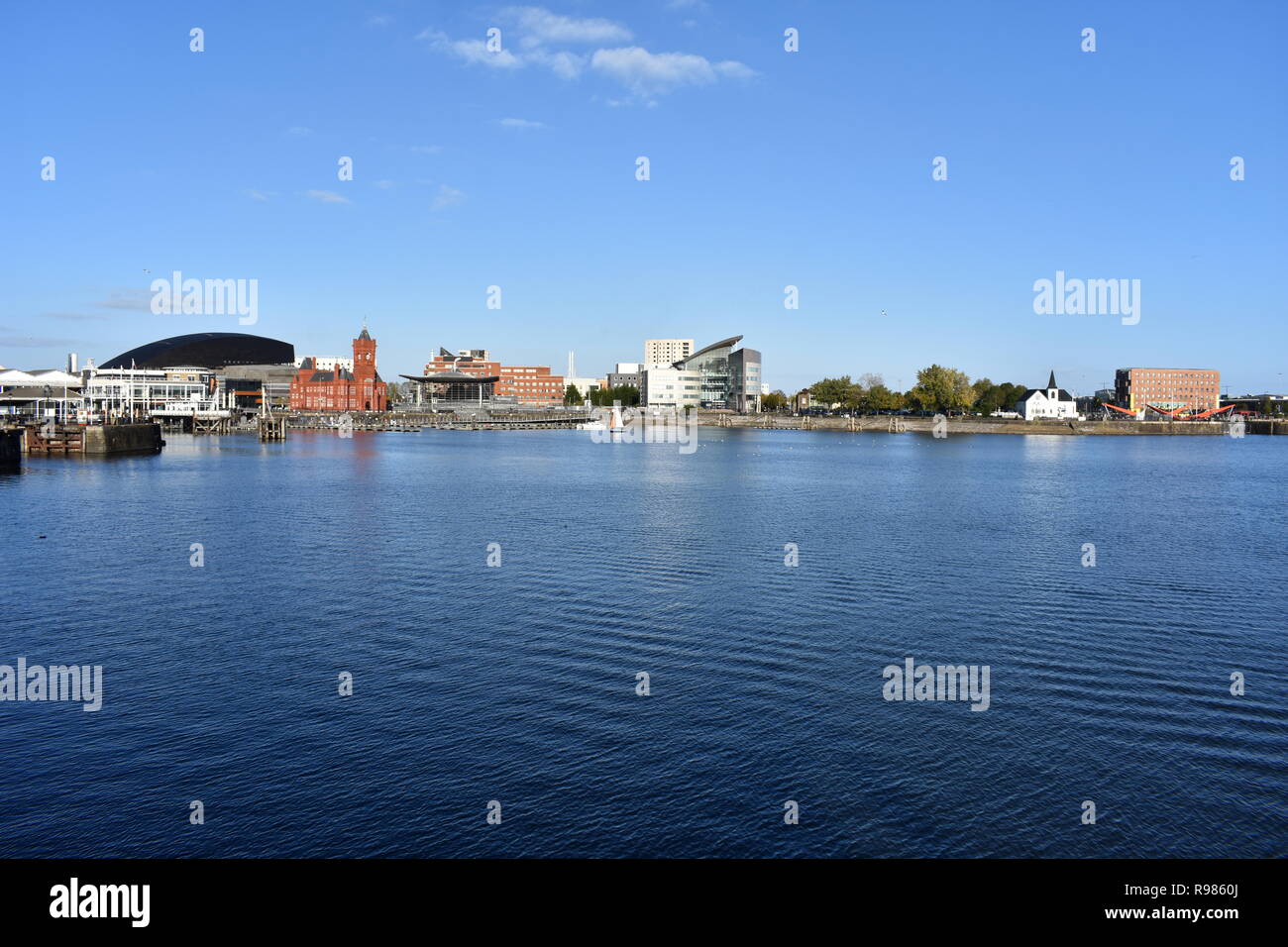 Blick über die Bucht in Richtung der Pierhead Building, Cardiff Bay, Wales Stockfoto