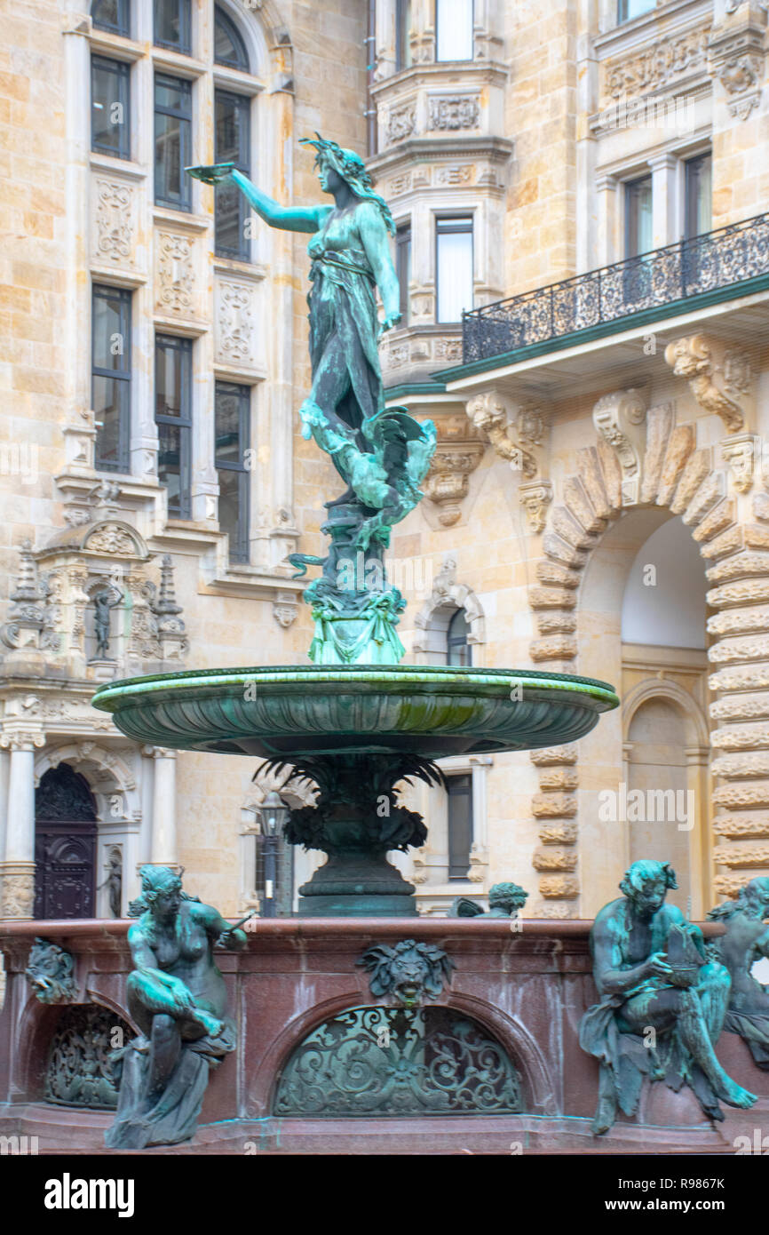 Reich verzierte Statue in Brunnen mit alten Gebäude im Hintergrund Stockfoto