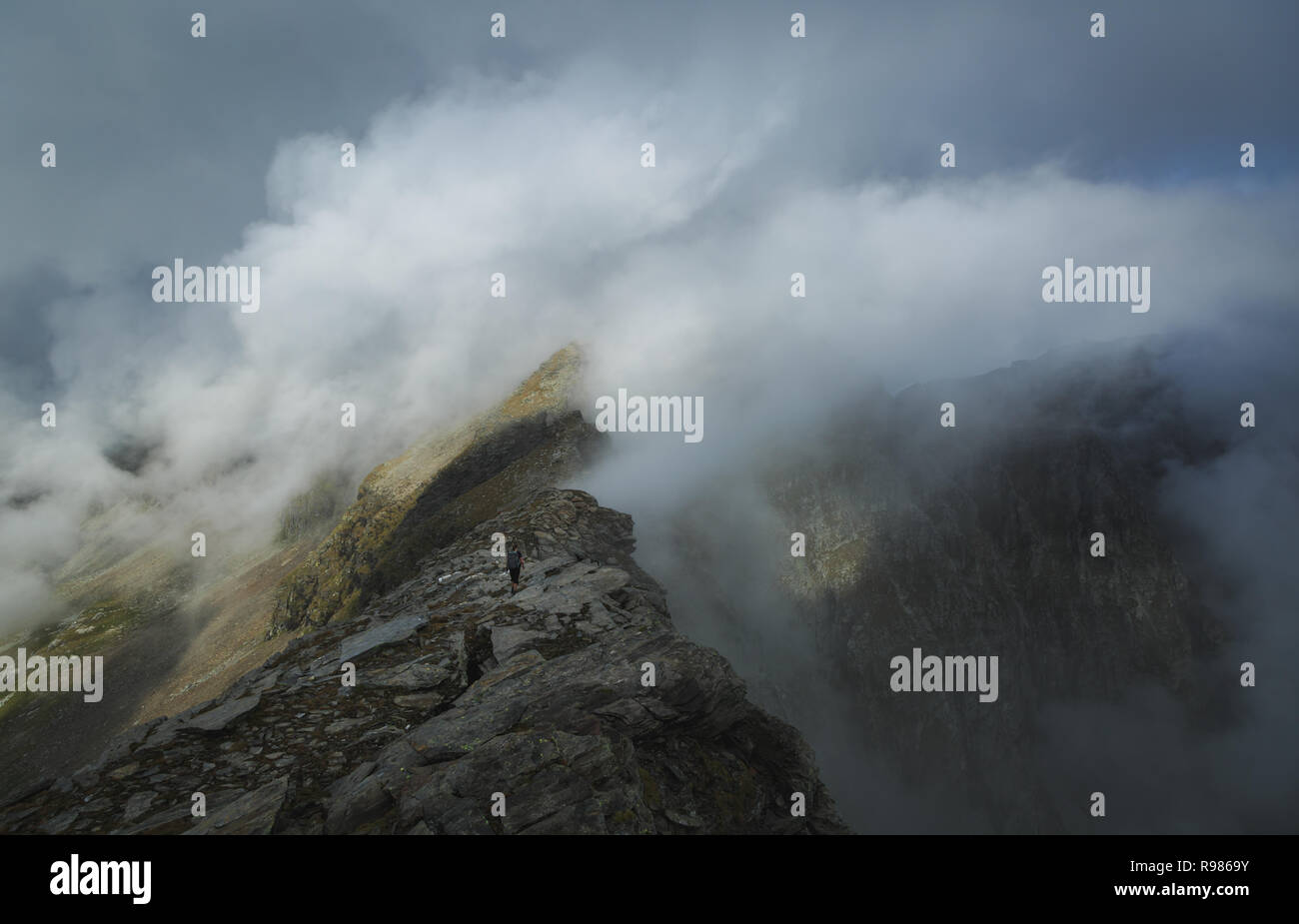 Weibliche Wanderer auf einem Bergrücken, wandern die Via Alta Verzasca im Tessin, Schweiz. Stockfoto