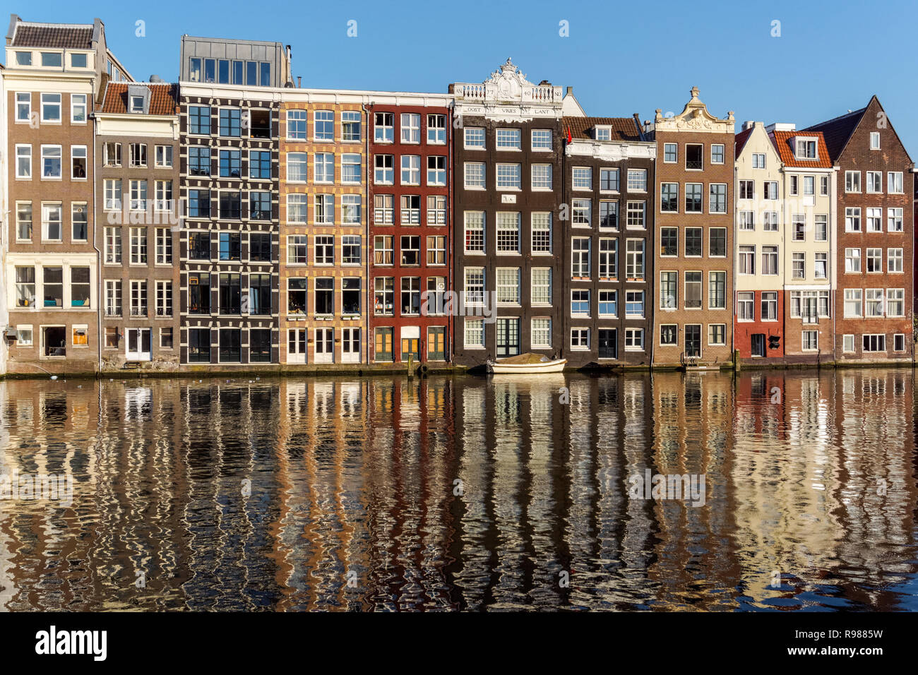 Traditionelle holländische Gebäude am Damrak in Amsterdam, Niederlande Stockfoto