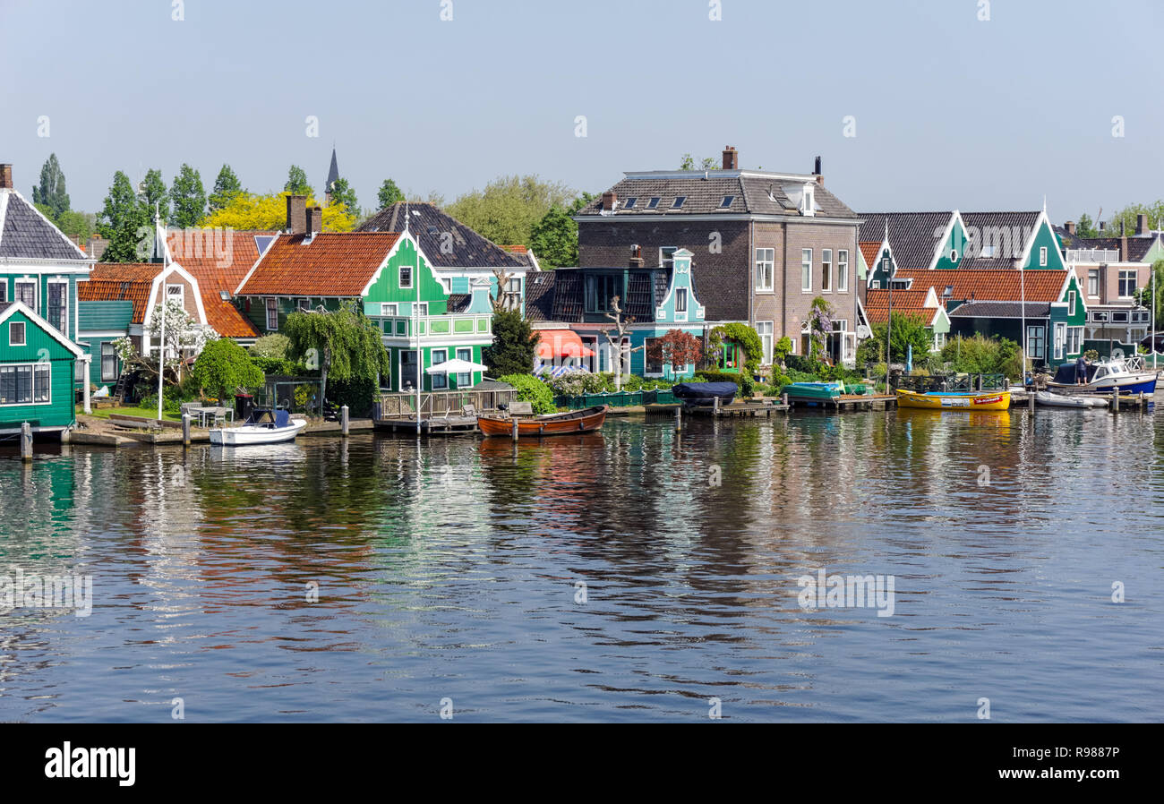 Traditionelle niederländische Häuser in Zaandijk, Niederlande Stockfoto