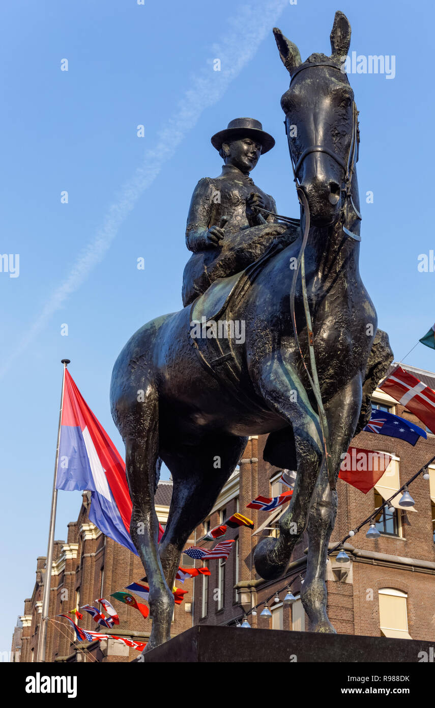 Reiterstandbild von Königin Wilhelmina auf Rokin Straße in Amsterdam, Niederlande Stockfoto