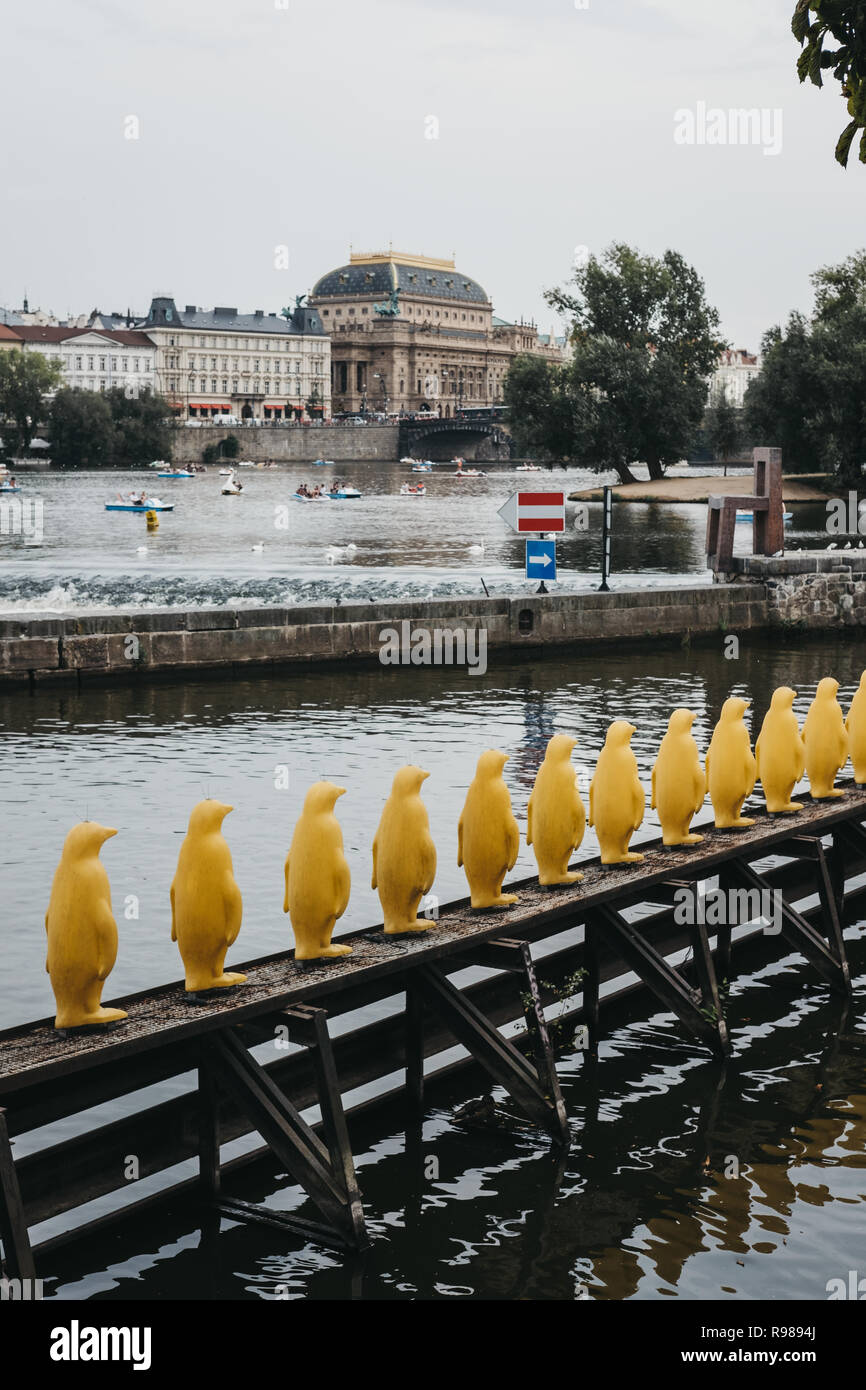 Prag, Tschechische Republik - 26 August, 2018: Die pinguine Installation durch die Rissbildung Art Gruppe bei Kampa, Prag. Die Installation wurde erstellt Stockfoto