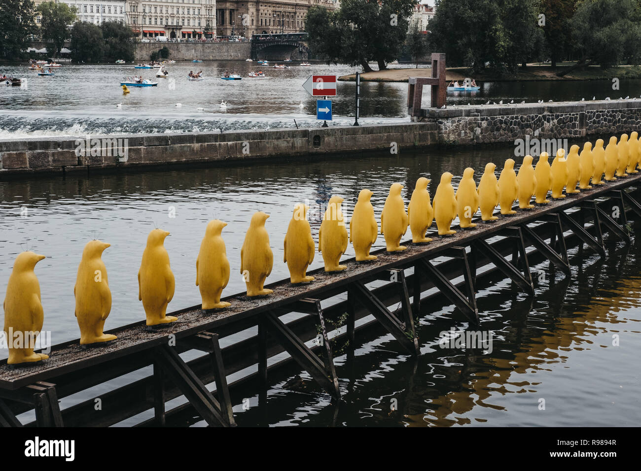 Prag, Tschechische Republik - 26 August, 2018: Die pinguine Installation durch die Rissbildung Art Gruppe bei Kampa, Prag. Die Installation wurde erstellt Stockfoto