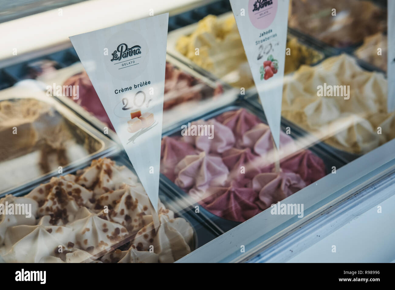 Prag, Tschechische Republik - 26 August, 2018: Bunte frische gelato Speiseeis auf Verkauf im Prager Zoo, der Tschechischen Republik, der fünfte beste Zoo der Welt. Stockfoto