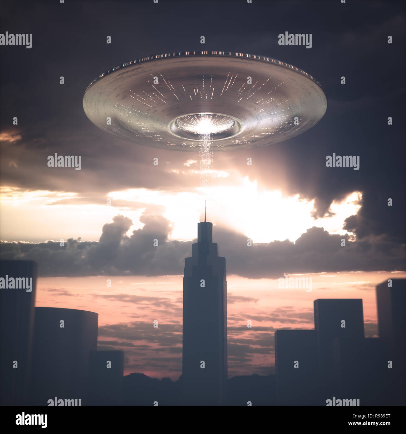 Außerirdisches Raumschiff fliegen über Gebäude bei Sonnenuntergang. Bild Konzept der Alien Invasion. Stockfoto
