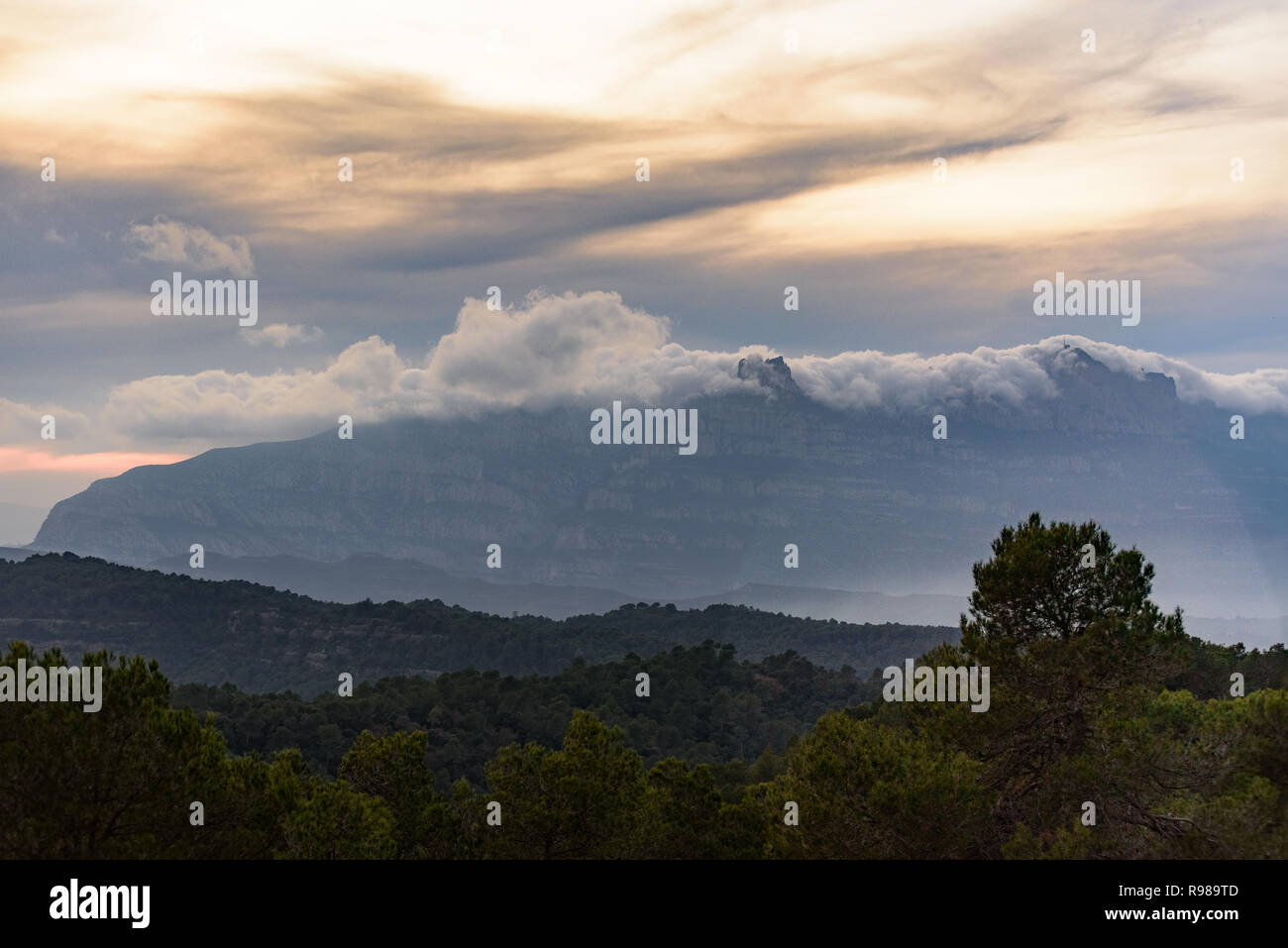 Monserrat durch Wolken, die in den Naturpark von Sant Llorenç Del Munt i l'Obac, Katalonien, Spanien. Stockfoto