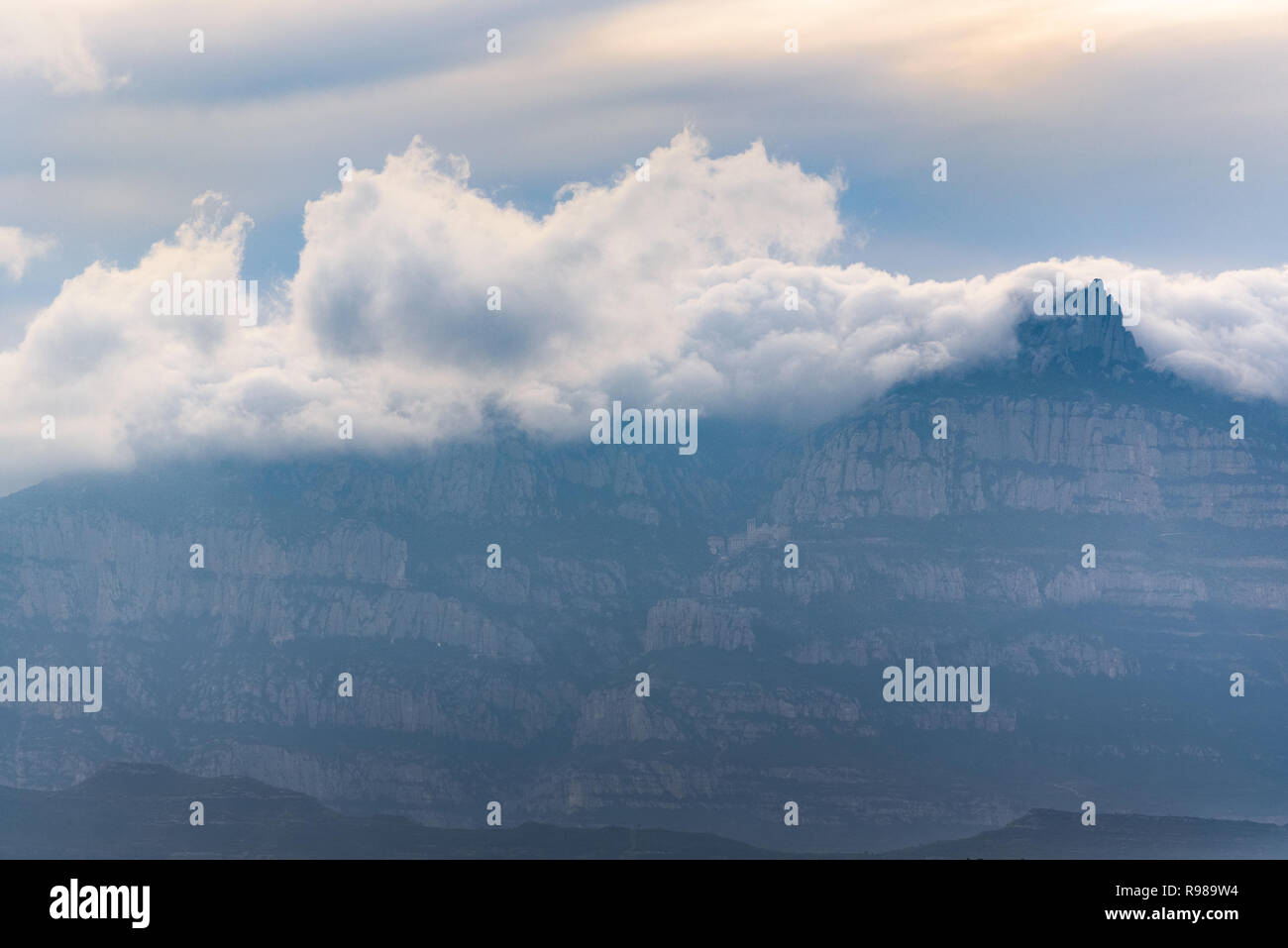 Monserrat durch Wolken, die in den Naturpark von Sant Llorenç Del Munt i l'Obac, Katalonien, Spanien. Stockfoto