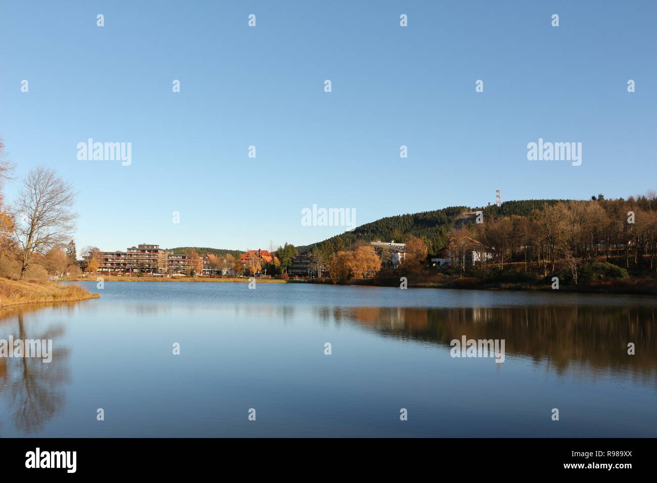 Herbst am Kranischsee in Hahnenklee-Bockswiese, einem Ortsteil von Goslar im Harz in Norddeutschland Stockfoto