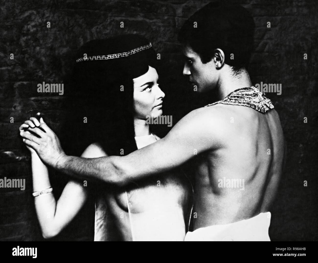 Yapon qiz bilan jinsiy aloqa oyini Qattiq pornoda etuk ayollar