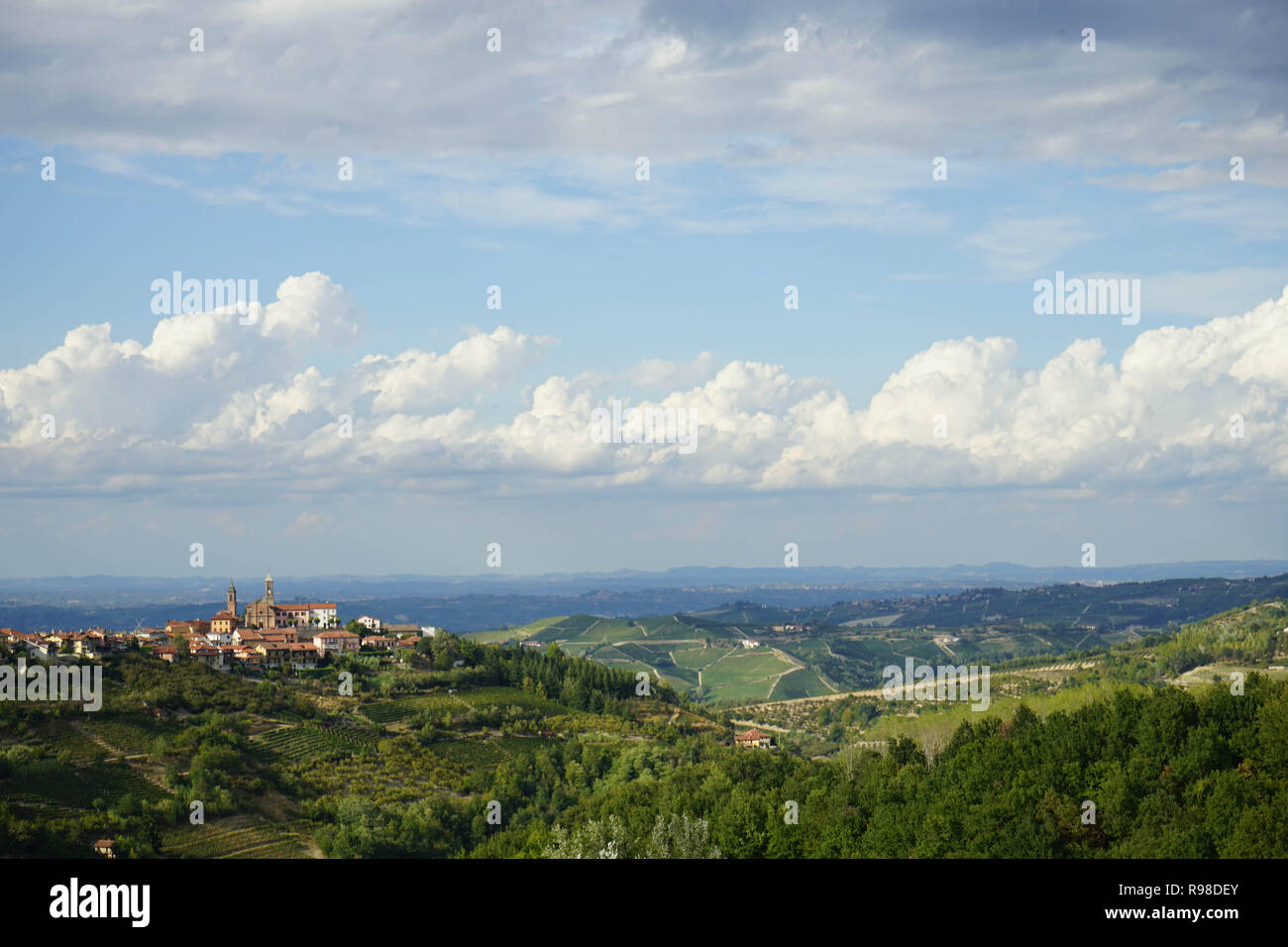 Blick auf den Hügel mit dem Dorf Rodello, Piemont - Italien Stockfoto