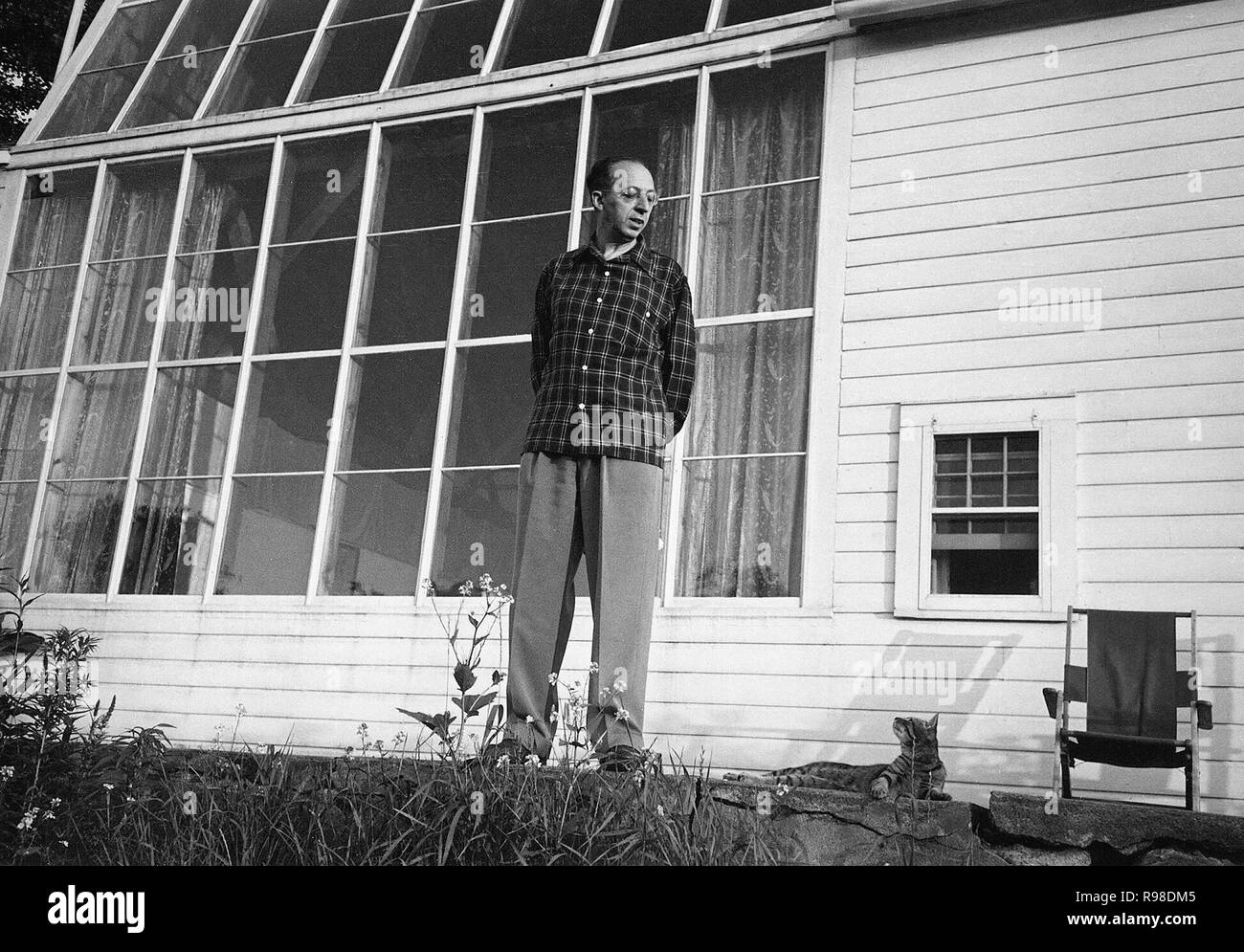 Komponist Aaron Copland mit seiner Katze außerhalb seines Hauses, Richmond, Massachusetts, USA, 1947 Stockfoto