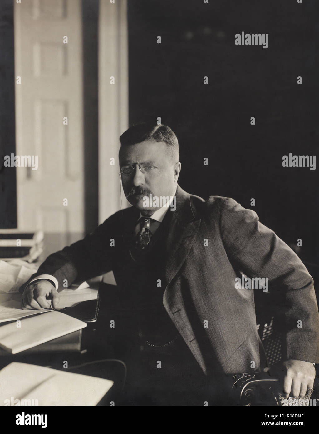 Us-Präsident Theodore Roosevelt, Porträt sitzt am Schreibtisch in seinem neuen Büro, Washington DC, USA, von Barnett McFee Clinedinst, 10. Februar 1903 Stockfoto