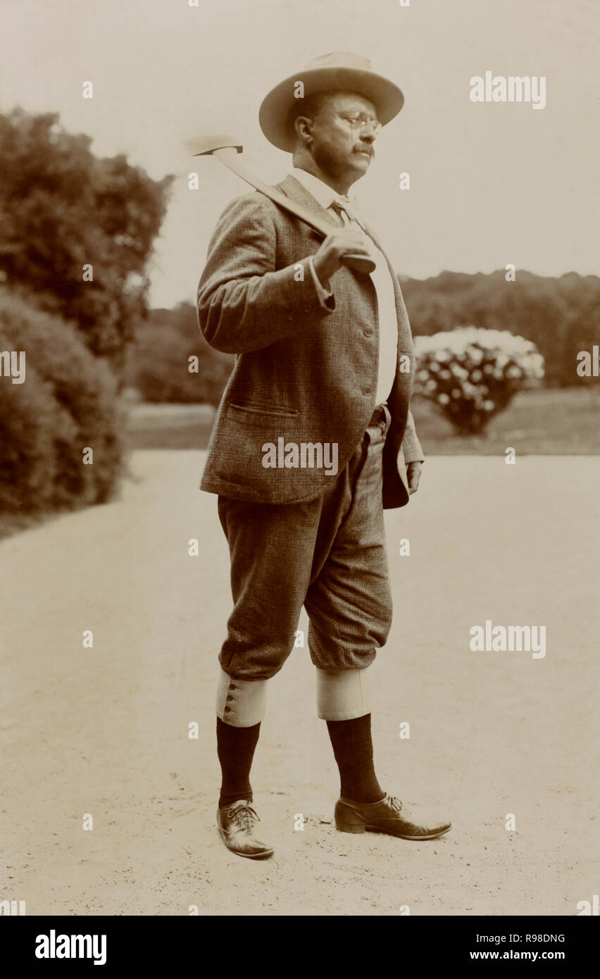 Us-Präsident Theodore Roosevelt, in voller Länge Porträt tragen Knickerbocker und Axt auf die Schulter, von James Burton, 23. September 1901 Stockfoto