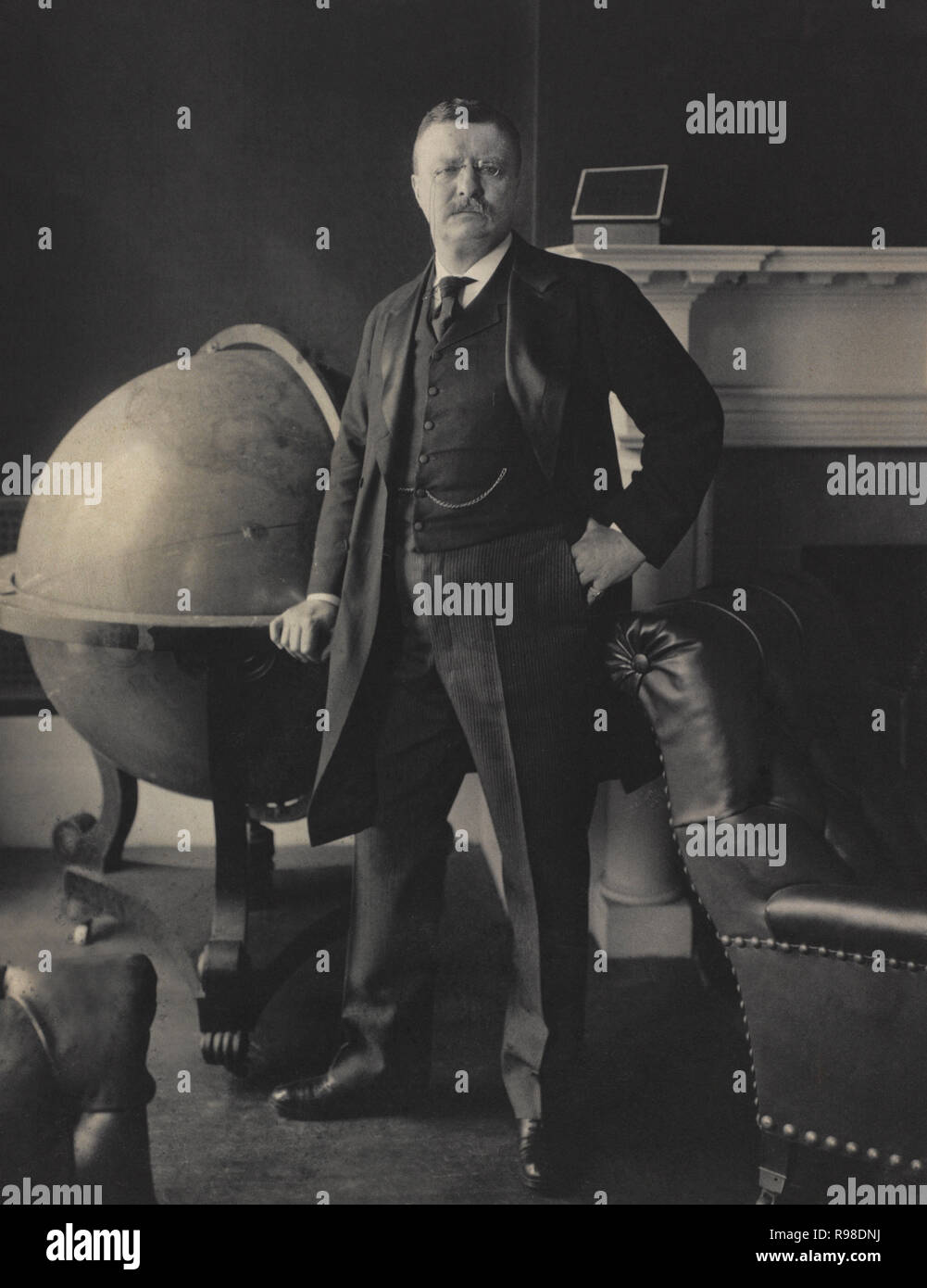Us-Präsident Theodore Roosevelt, in voller Länge Porträt neben großen Globus stehend, von George G. Rockwood, 1903 Stockfoto