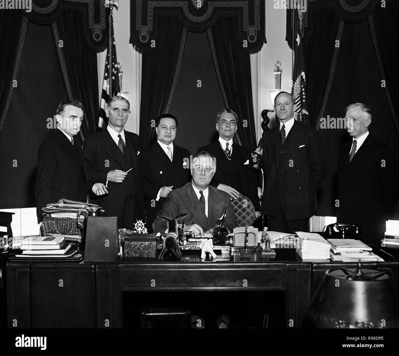 Us-Präsident Franklin Roosevelt Unterzeichnung philippinischen Unabhängigkeit handeln, Oval Office im Weißen Haus, Washington DC, USA, Harris & Ewing, 24. März 1934 Stockfoto