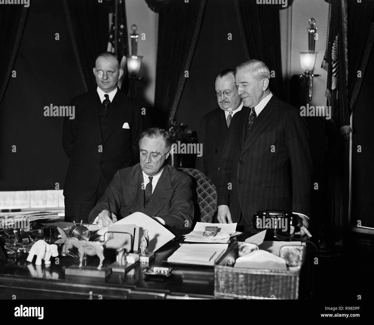 Präsident der Vereinigten Staaten Unterzeichnung Vinson-Trammel handeln, Oval Office im Weißen Haus, Washington DC, USA, Harris & Ewing, 27. März 1934 Stockfoto