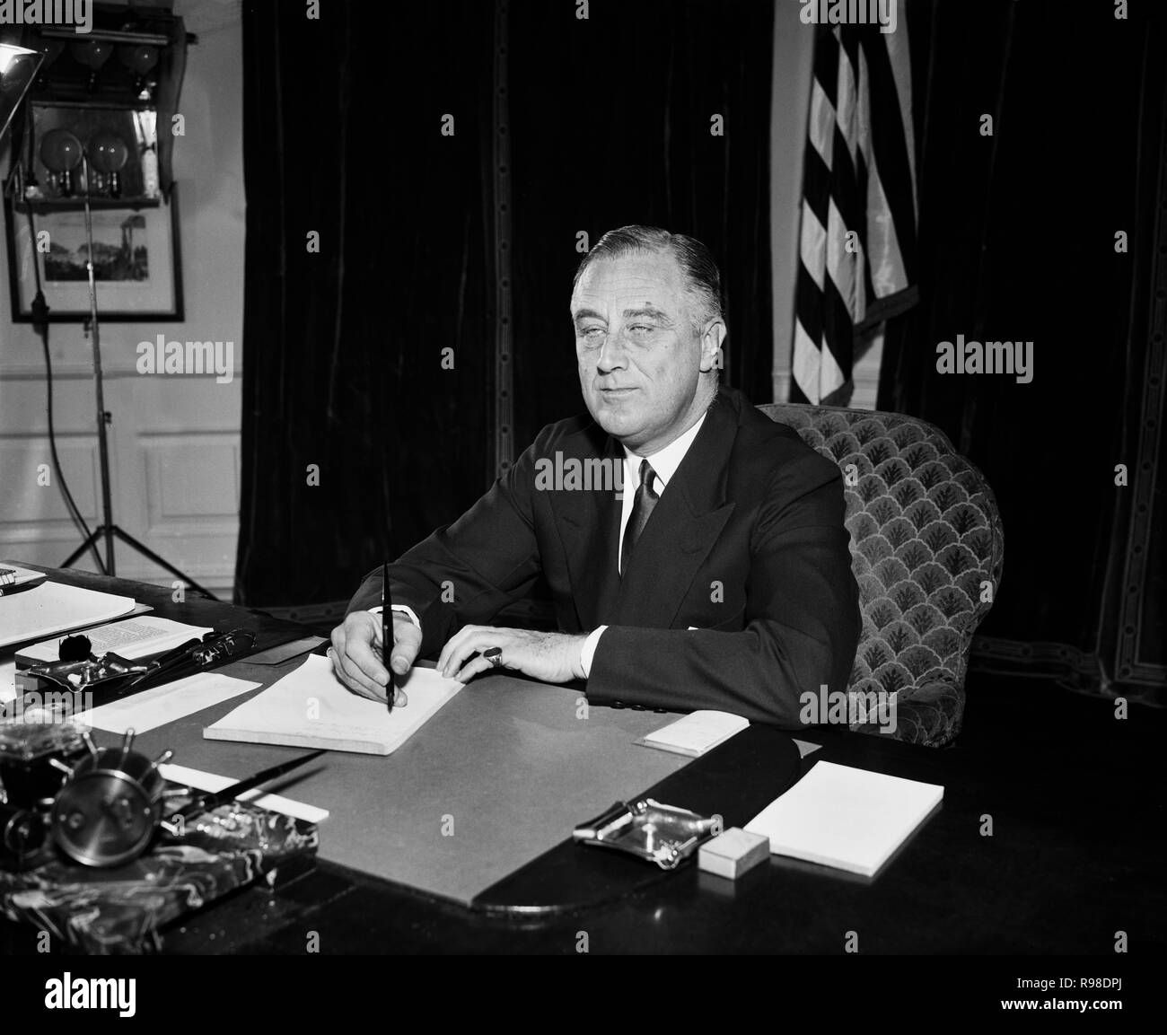 Us-Präsident Franklin Roosevelt an seinem Schreibtisch, Oval Office im Weißen Haus, Washington DC, USA, Harris & Ewing, 1934 Stockfoto