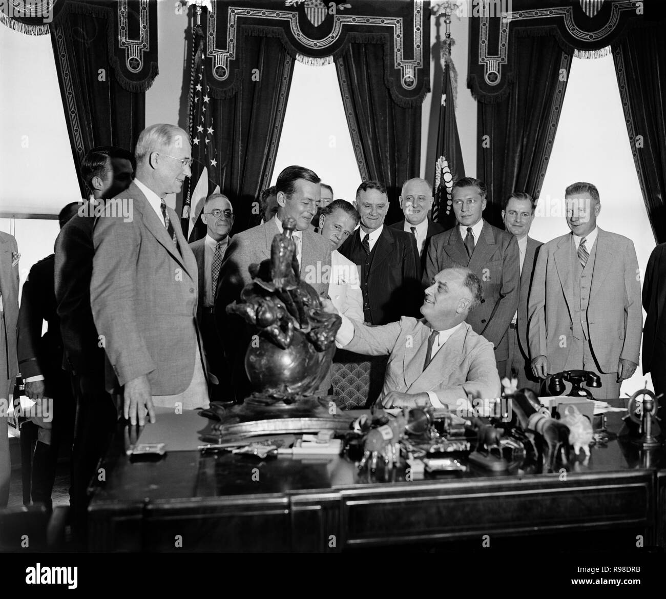 Us-Präsident Franklin Roosevelt präsentiert die Robert J. Collier Trophäe zu Donald W. Douglas und Douglas Aircraft Company Personal, White House, Washington DC, USA, 1. Juli 1936 Stockfoto