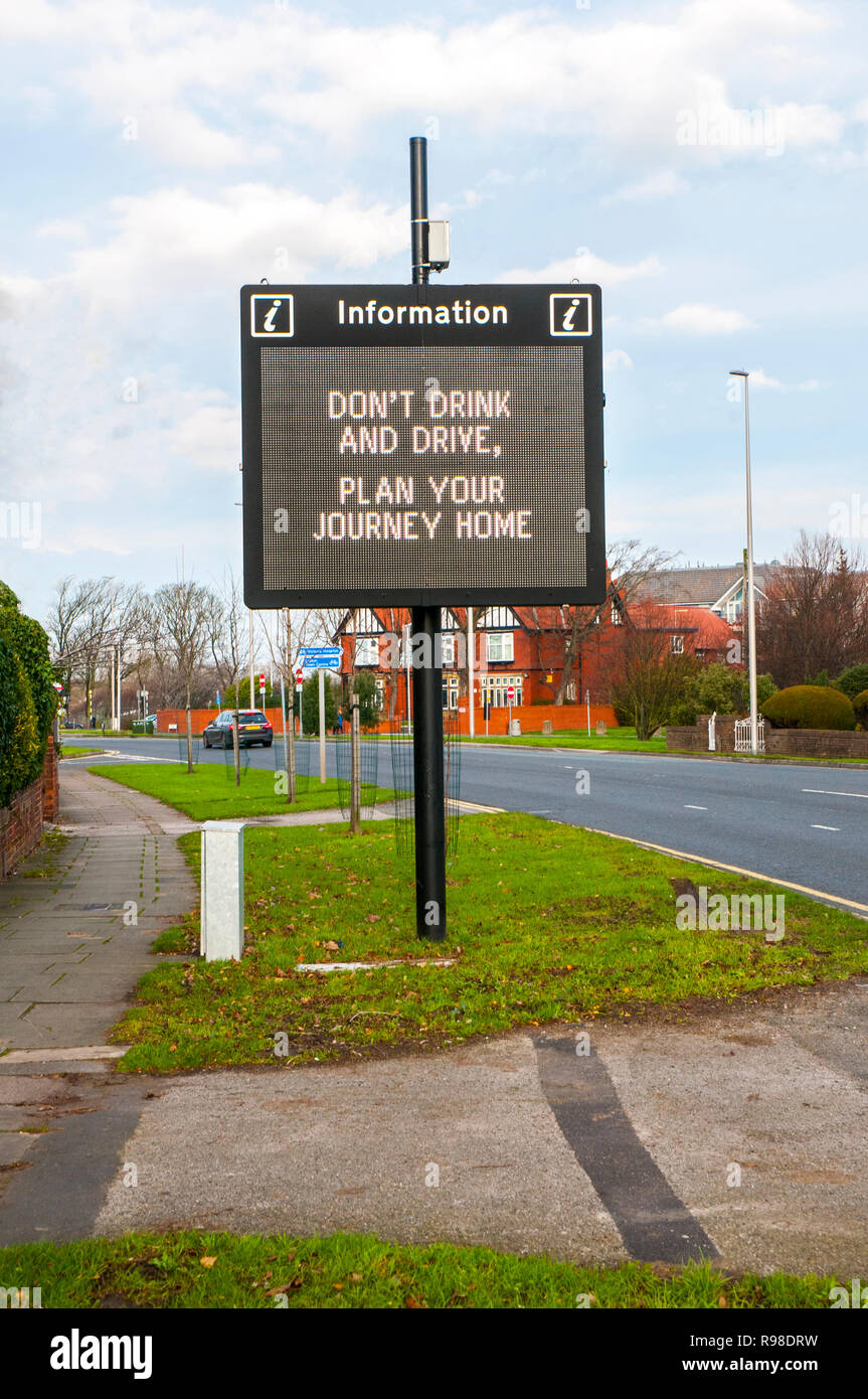 Trinken Sie nicht und fahren Sie Informationen für Autofahrer auf der Hauptstraße außerhalb Victoria Hospital Blackpool Lancashire England Großbritannien Stockfoto